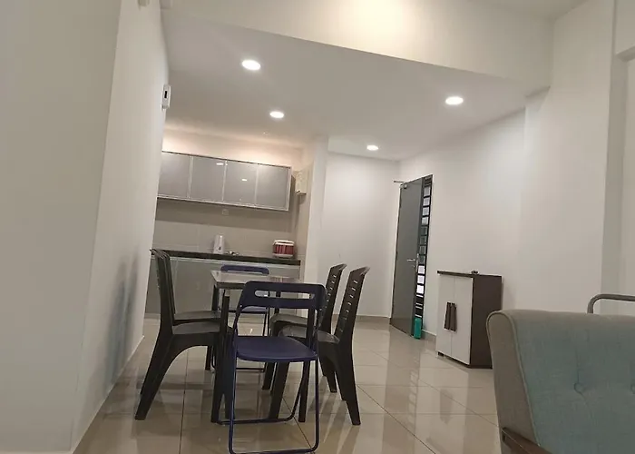 8Pax Mount Austin Midori Green Homestay